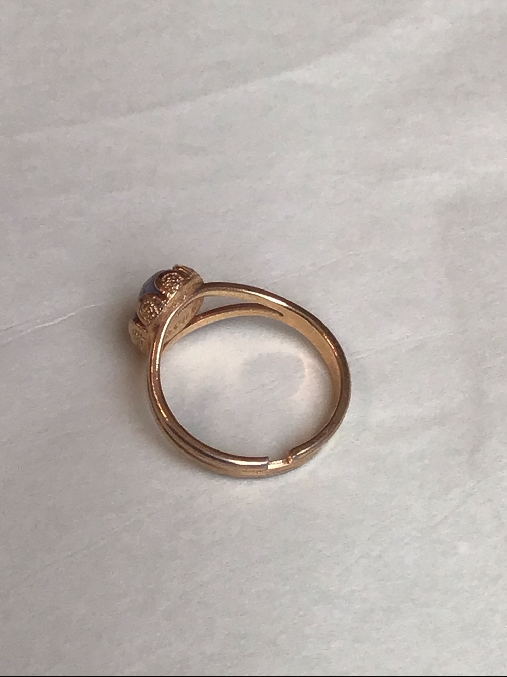 Vintage Avon Victorian Cameo Silhouette Ring, Gold-toned Blue/White, adjustable - Picture 5 of 10
